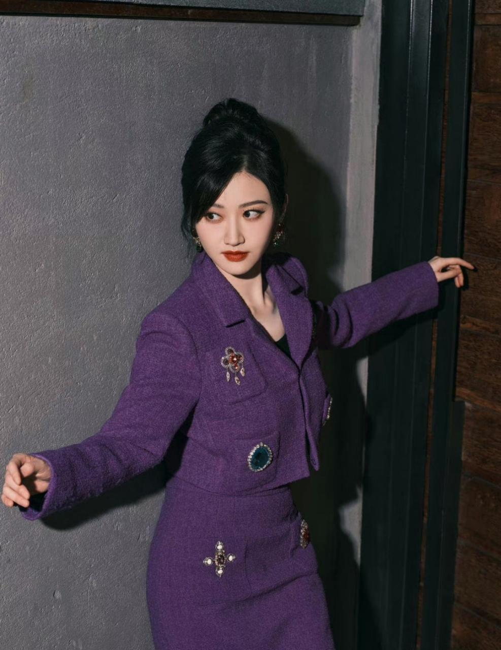 景甜紫色短裙西装造型,细眉大眼红唇惊艳众人!