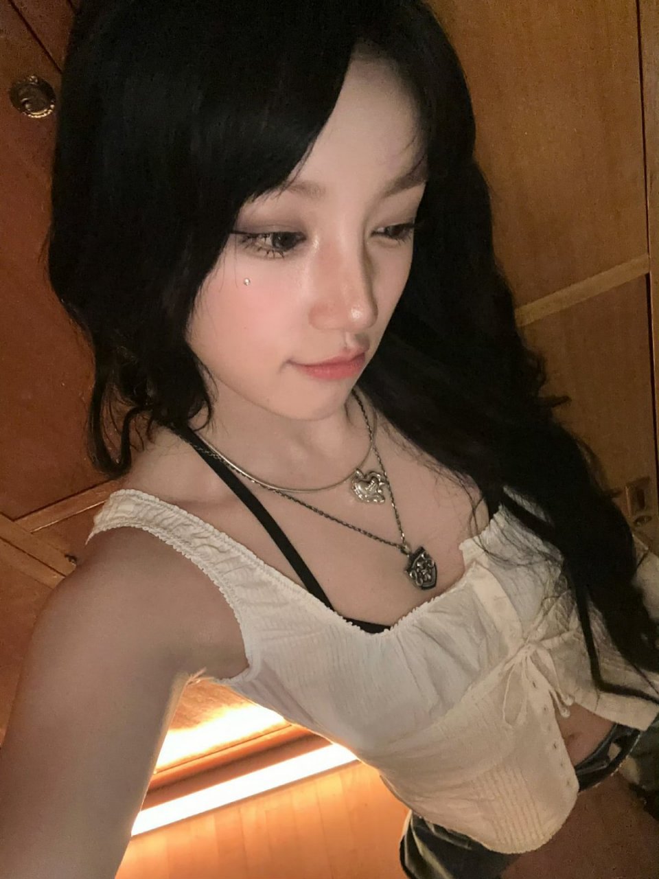 宋雨琦露脐白色衬衫太性感了,尤其这肚脐白皙诱人,满满的诱惑力!