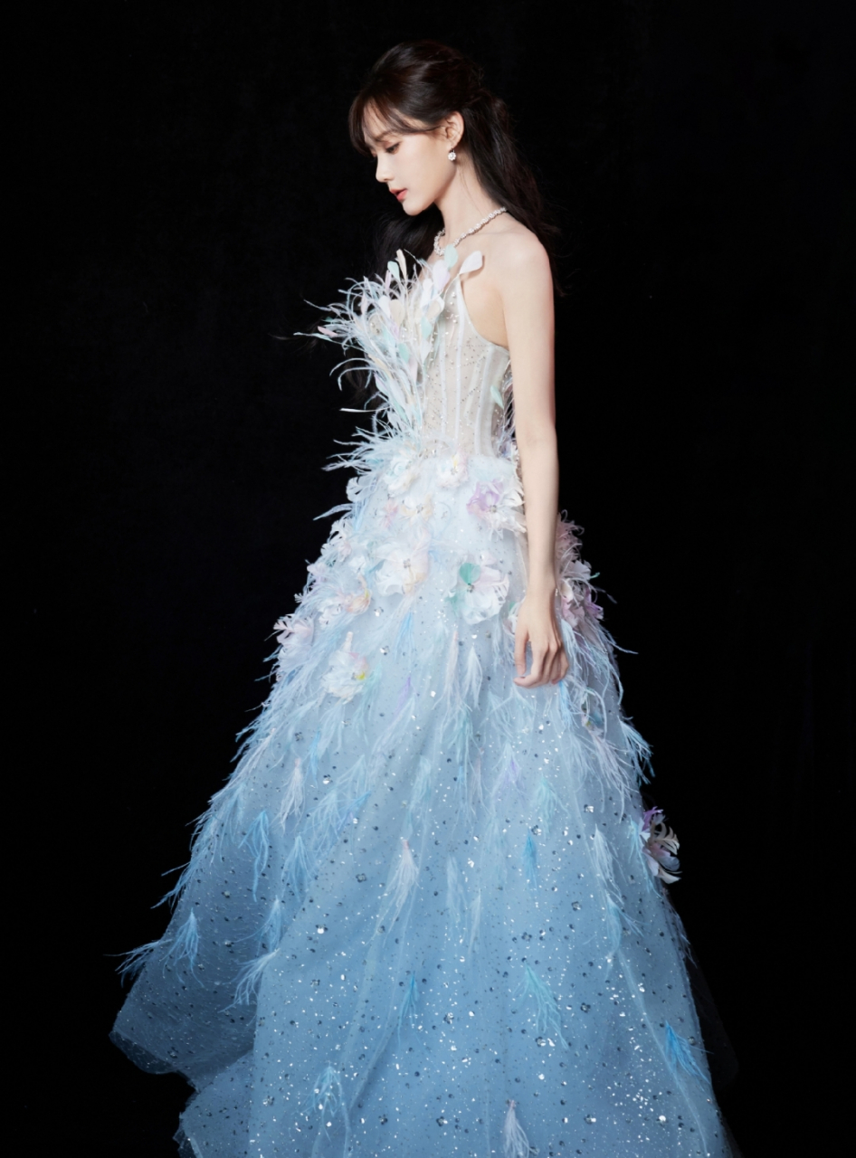 李一桐梦幻蓝礼服写真,性感香肩锁骨诱人至极,迷的人神魂颠倒!