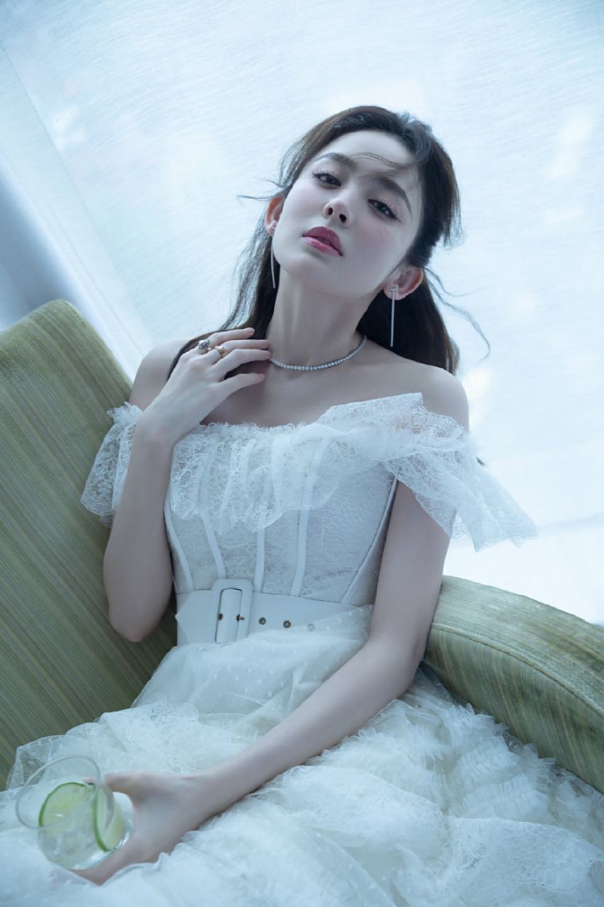 古力娜扎白色婚纱美照,笑容甜美迷人,美腿玉足更是水嫩诱人!