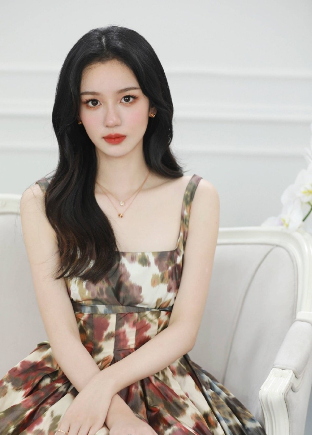 周也连衣裙大赏,妆容优雅气质出众,尽显女神魅力!