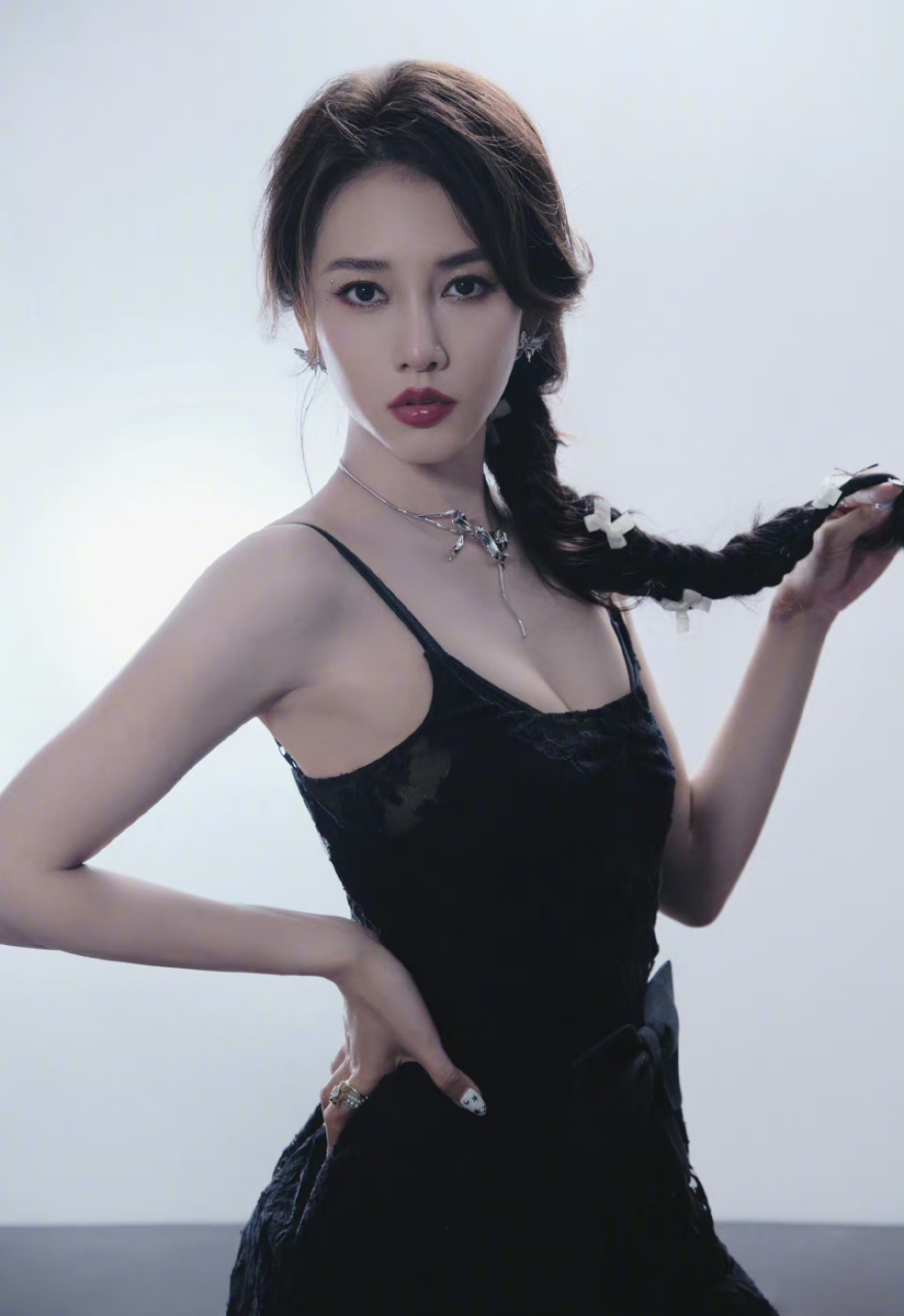 弦子吊带连衣裙写真,性感身材诱人至极,看的人鼻血直流!