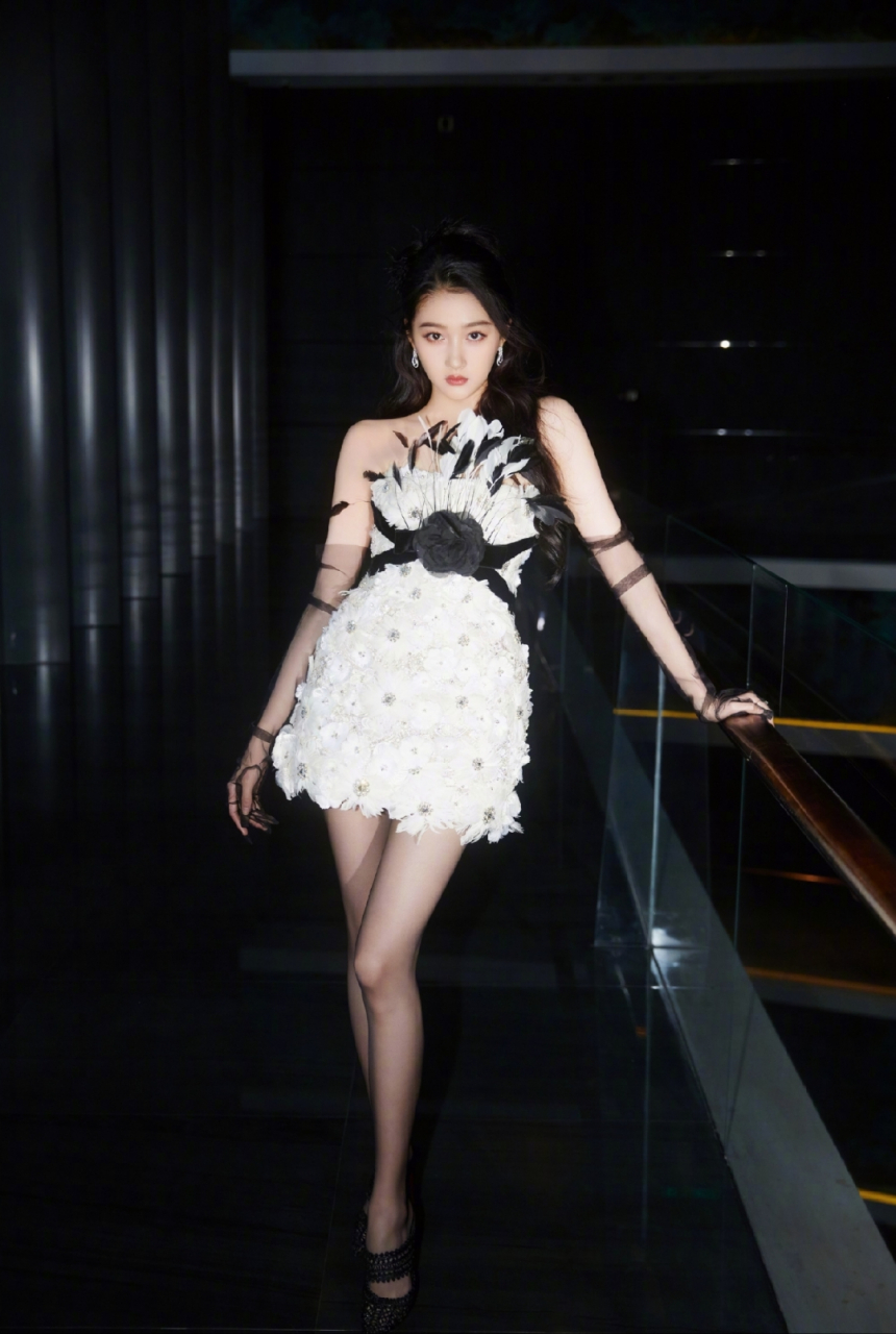 关晓彤黑丝写真,这是将黑丝诱惑玩到极致呀,爱了爱了!