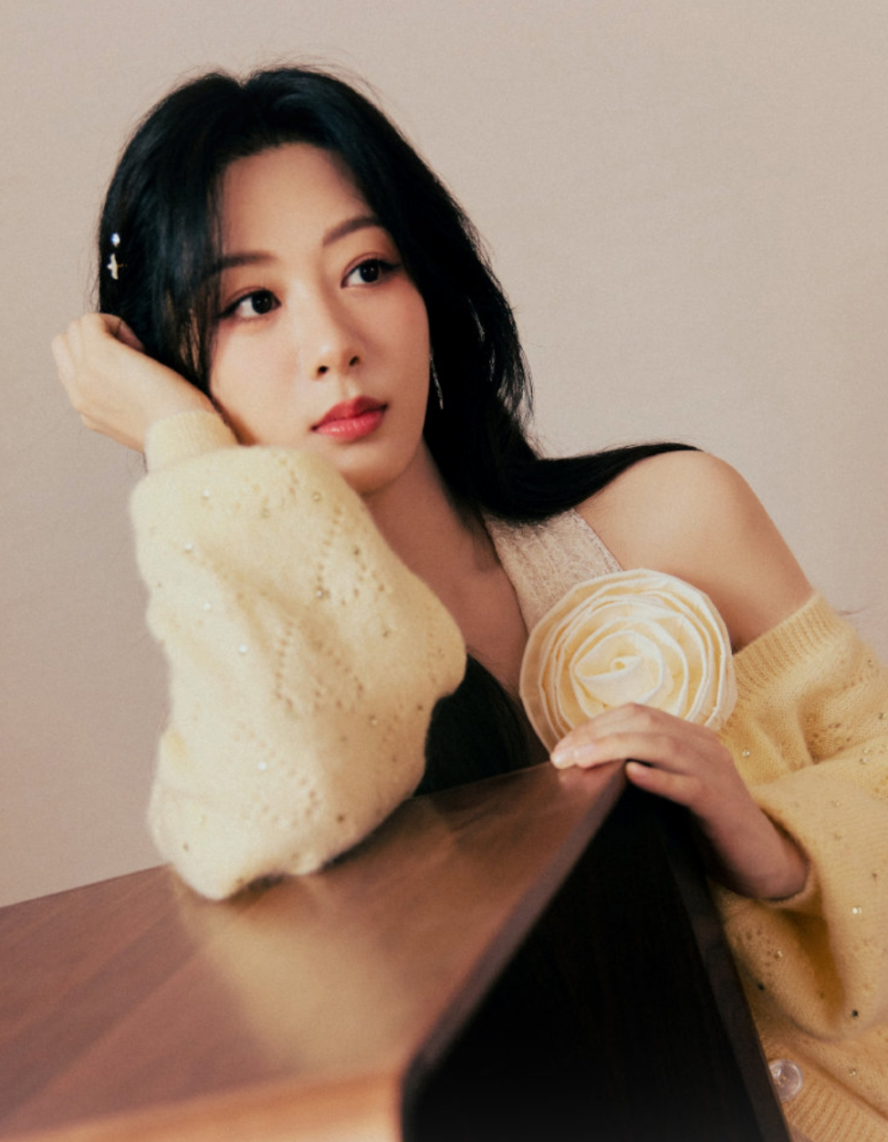 杨紫乌黑长发好美呀,端庄优雅迷人至极,太有魅力了!