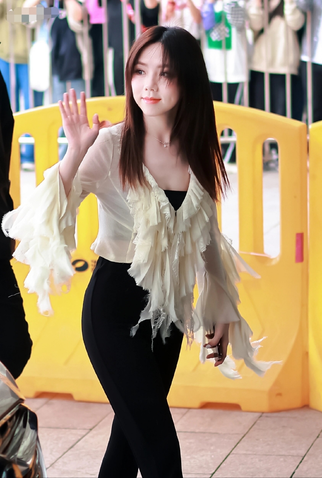 邓紫棋上班路透曝光,身材肥美性感.@苏家小娱的动态