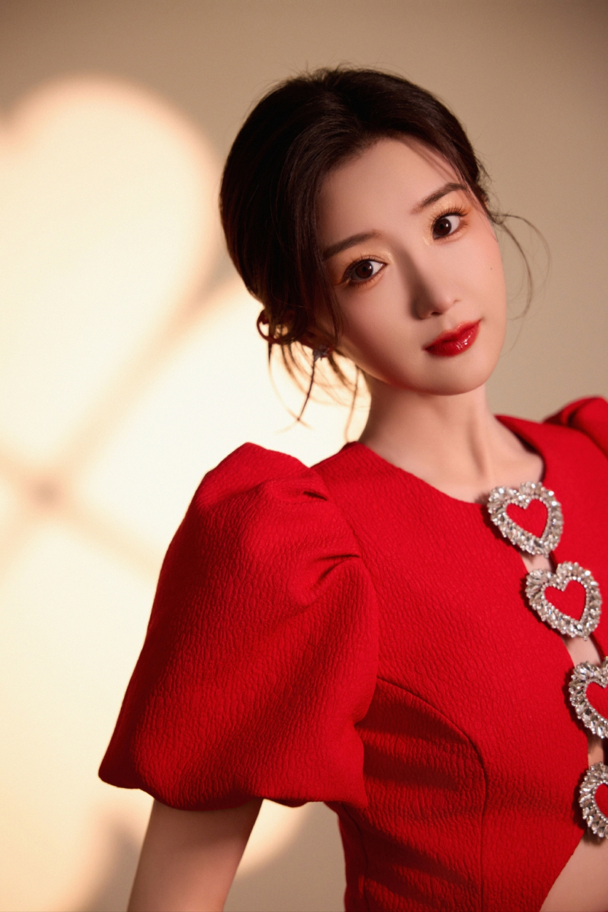 毛晓彤红色连衣裙美照,妖娆性感妩媚动人,越看越迷人!