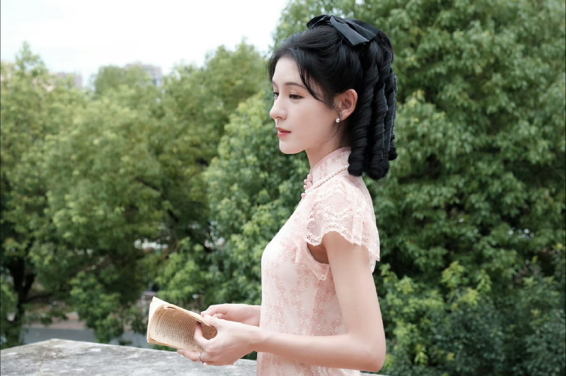 张予曦民国风写真,这穿搭好像富贵人家的小姐,太美了!