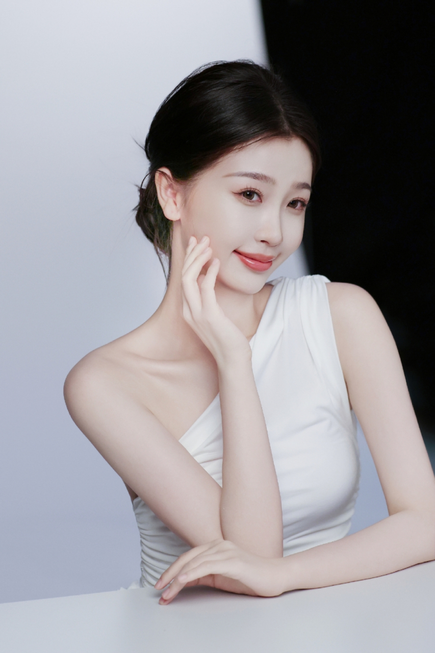 虞书欣白色露肩礼服大赏,美白肌肤水嫩诱人,身材太饱满了!