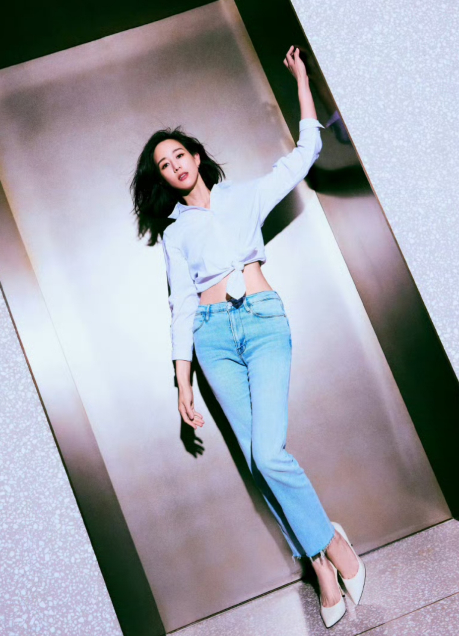 张钧甯牛仔裤大长腿秀,这身材太顶了,绝对是傲视群雄!