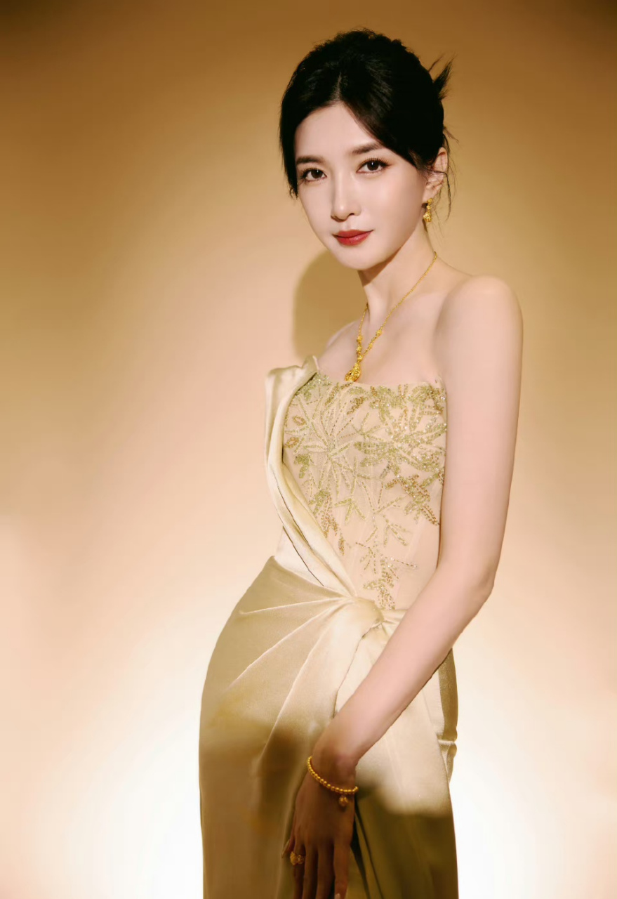 江疏影低胸长裙大赏,诱人香肩锁骨太美了,让人心动不已!