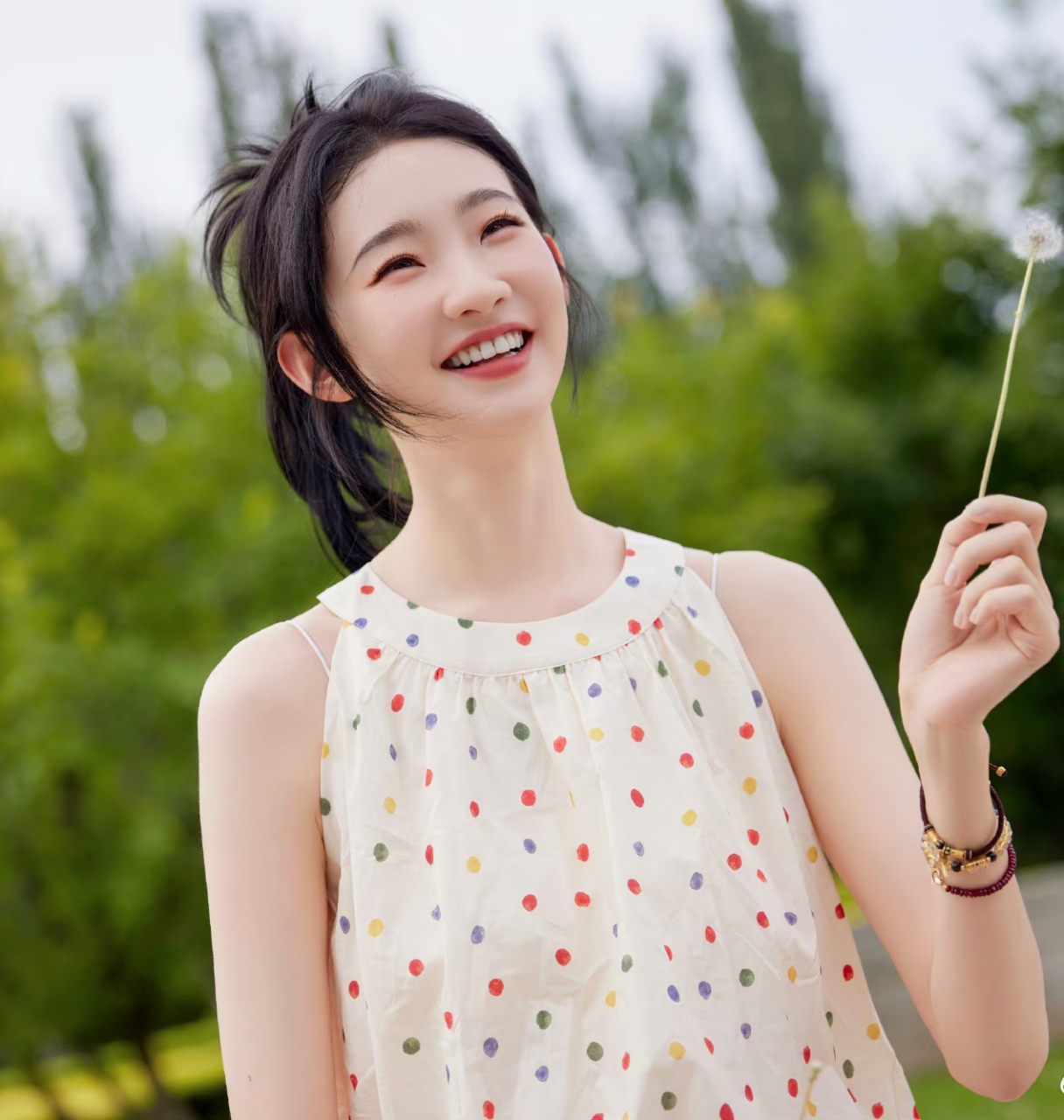 张艺凡露肩服装大赏,甜美笑容让人着迷,好甜的女孩呀!