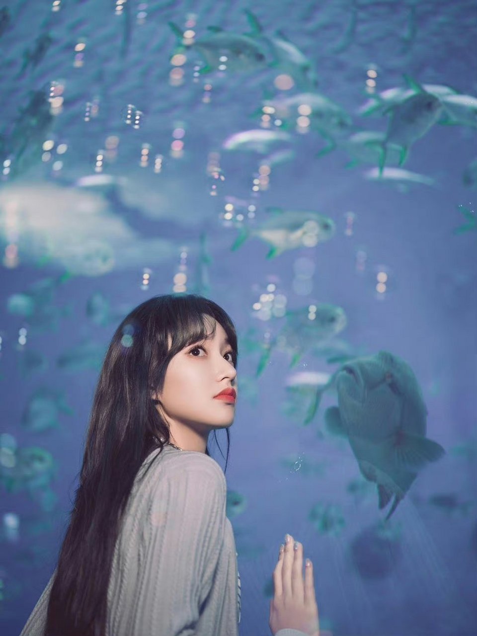 程潇水族馆中美照,穿搭十分应景,这不就是人鱼公主吗?
