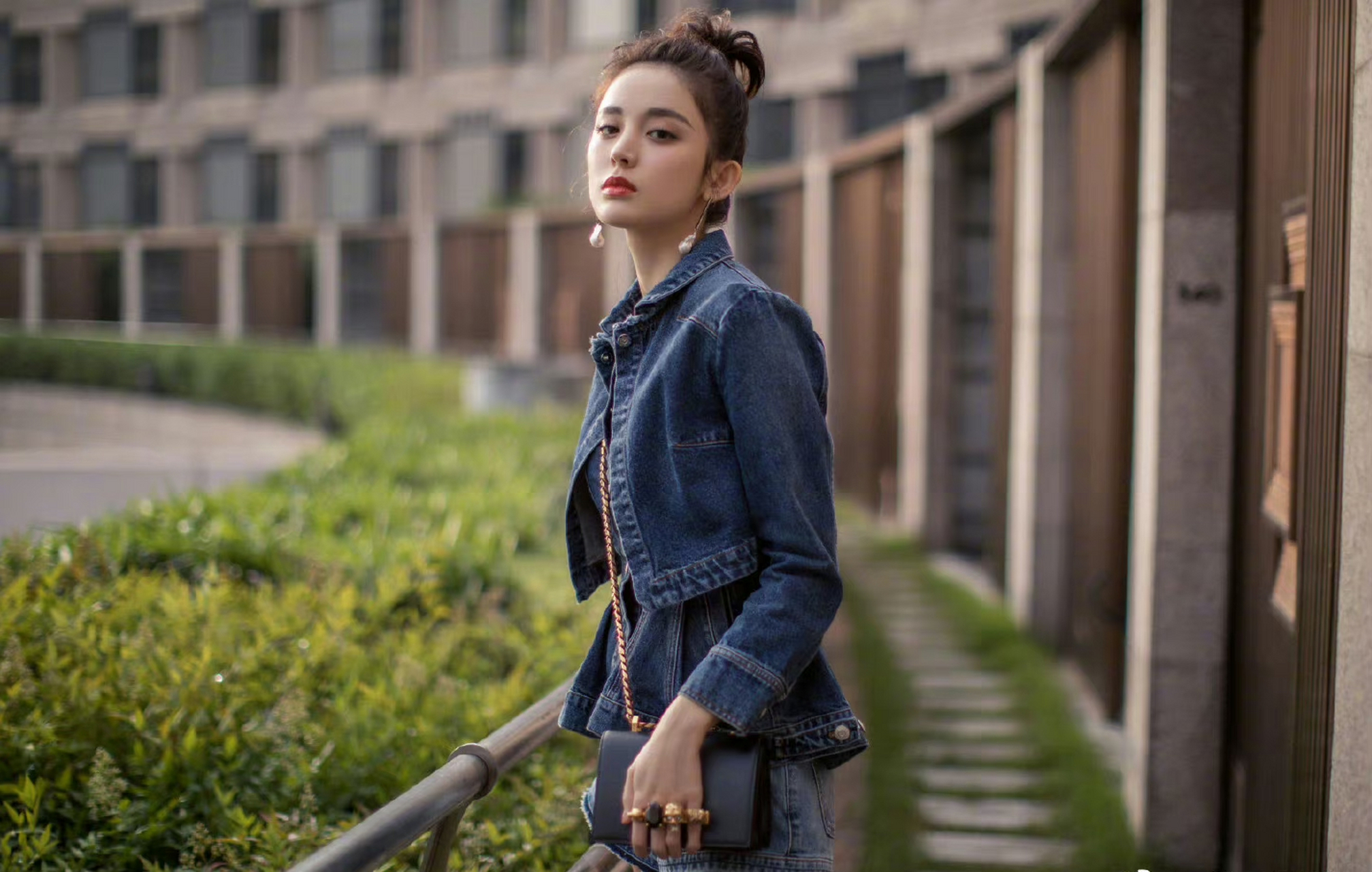 古力娜扎# 古力娜扎一身牛仔衣搭配丸子头,属实让人眼前一亮,最普