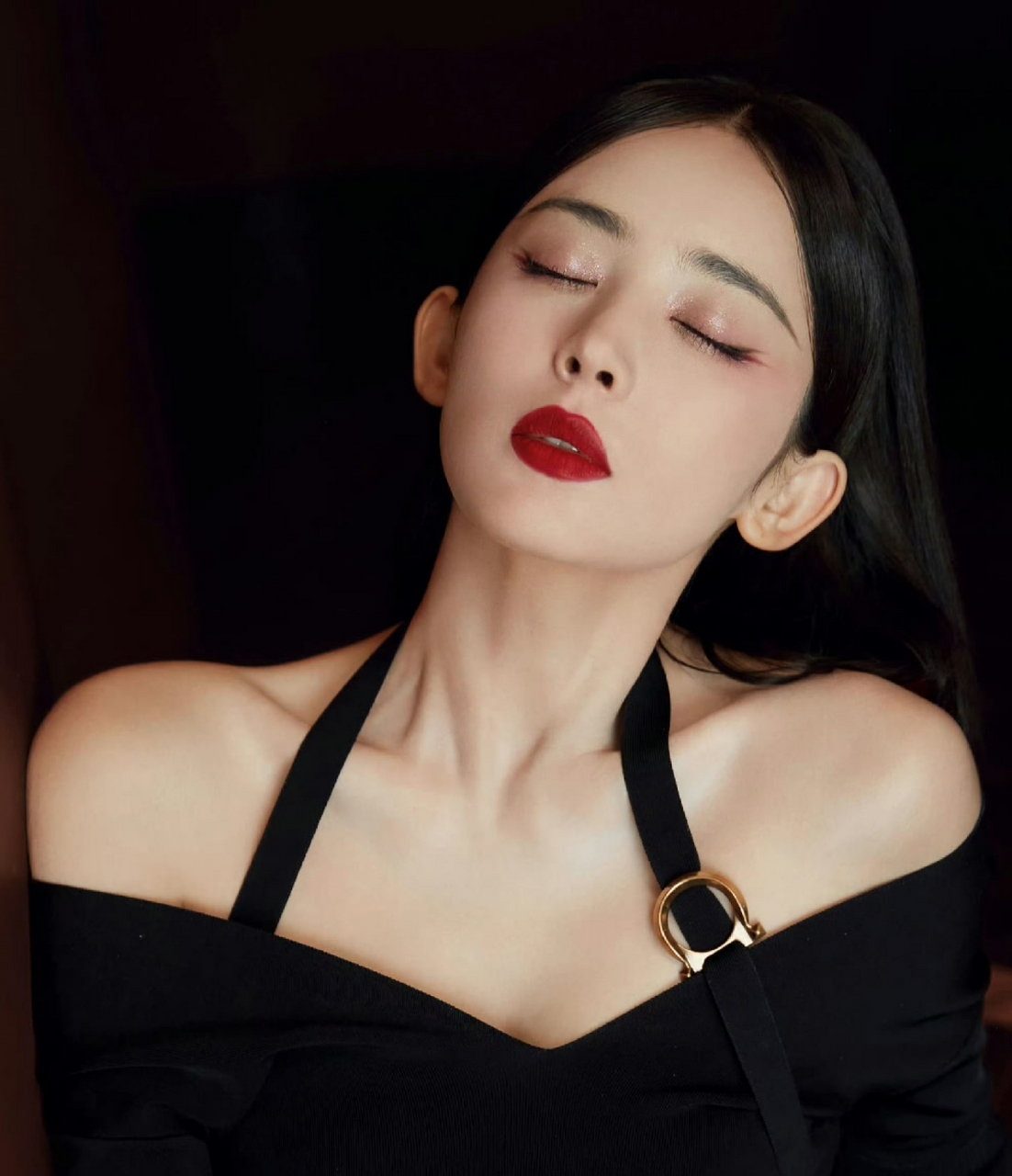 古力娜扎樱桃小嘴配上美腿玉足,试问谁不深陷其中!