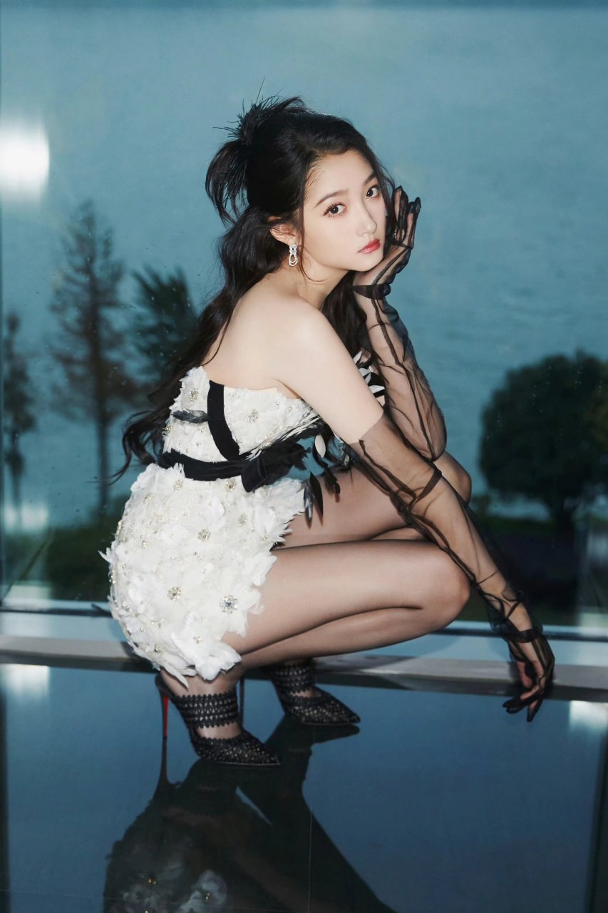 关晓彤黑丝美腿写真,这双腿越看越惊艳,愿称为"内娱最美长腿"!