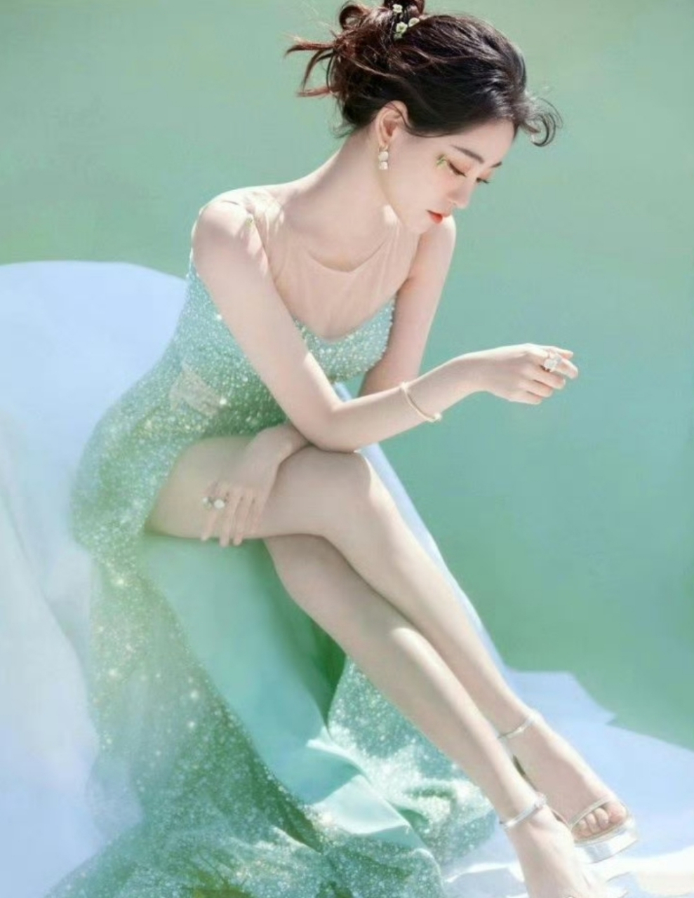 祝绪丹高开叉长裙写真,皮肤白皙,长腿诱人,简直美翻了!#2024我想说