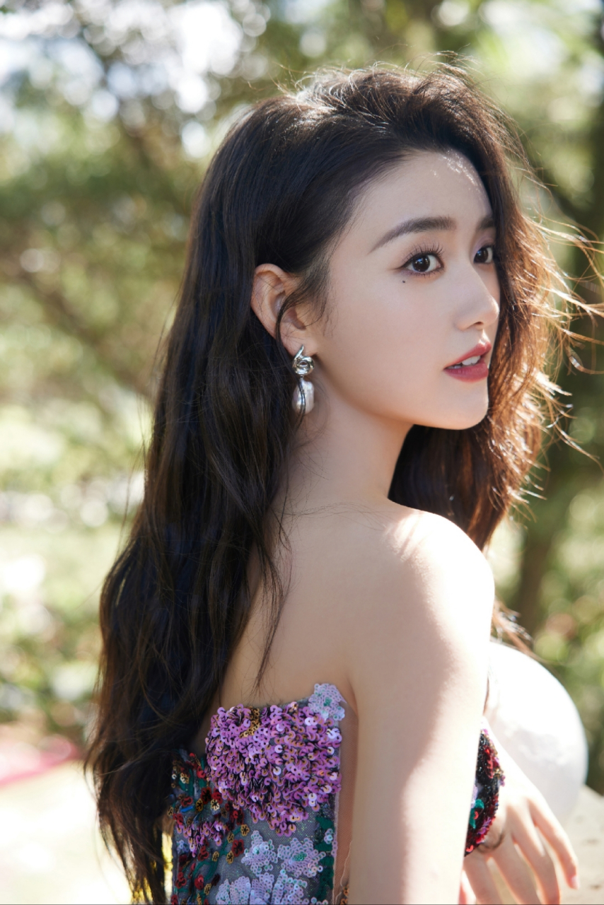 蒋依依碎花裙写真,身姿婀娜曲线优美,迷的人神魂颠倒!