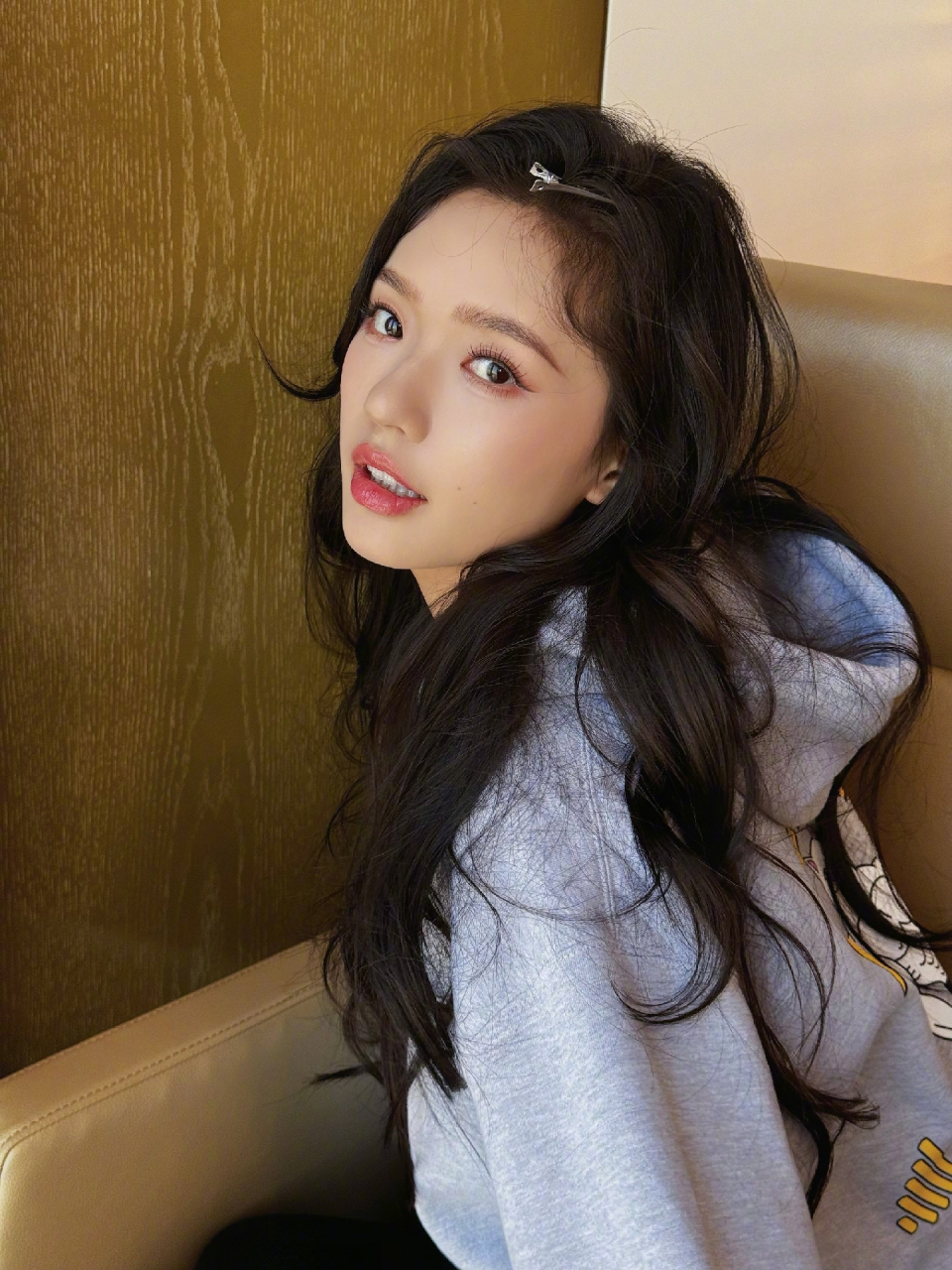 林允性感小红唇自拍照,越看越让人着迷,内心躁动难耐!