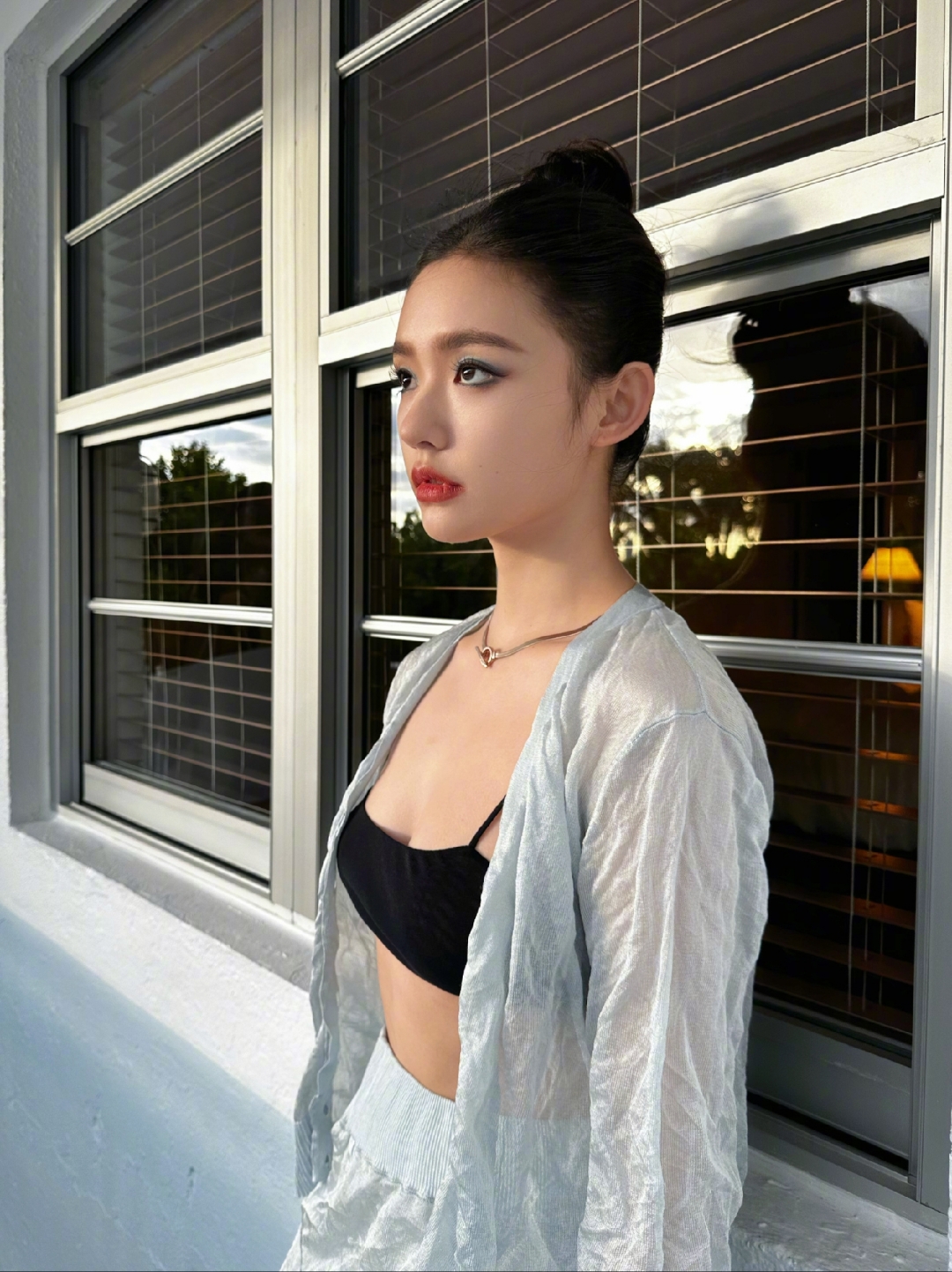 林允这穿搭太奔放了,胸前一块黑布,满满的诱惑力,让人浮想联翩!