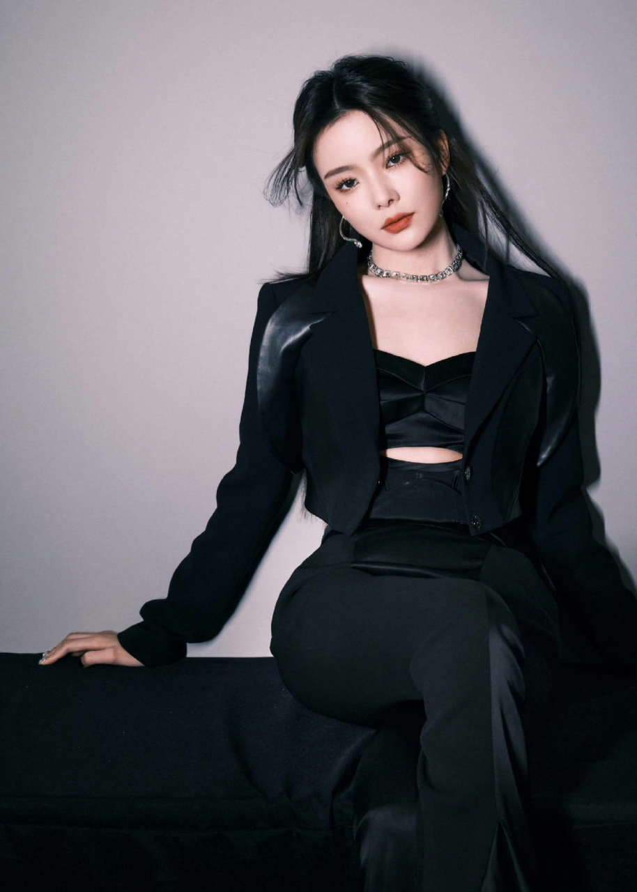 陈卓璇一身黑色服装美照,紧身裤将身材勾勒出了优美的曲线,爱了爱了!