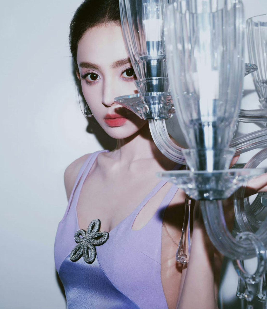 古力娜扎吊带短裙大赏,傲人事业线配绝美身姿,谁不爱呢?