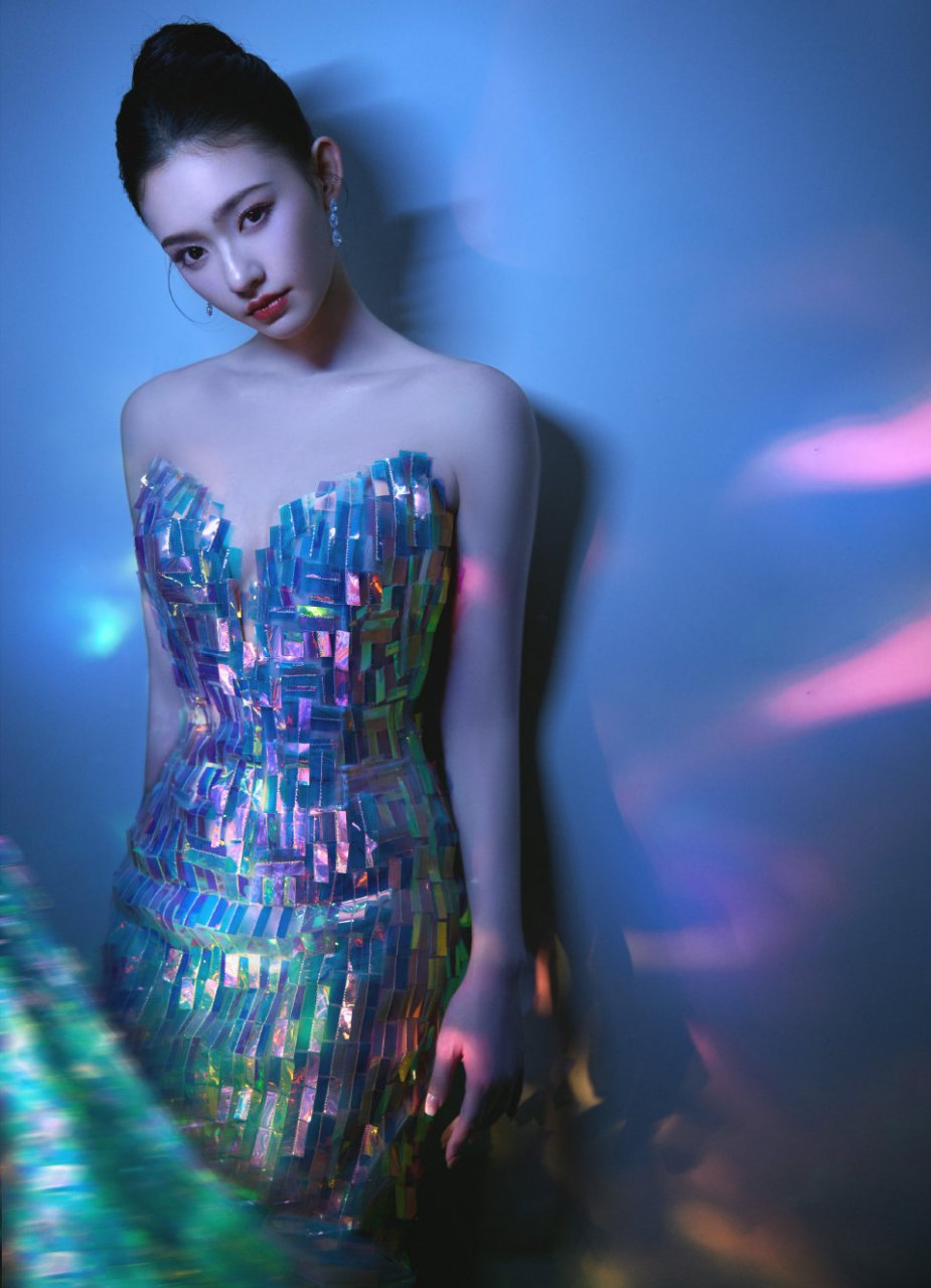 不愧是出演过美人鱼,林允这身姿线条太优美了,迷的人神魂颠倒!