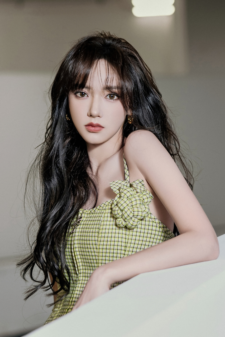 程潇绿色吊带衣大赏,身姿婀娜胯部曲线优美,简直是迷人至极!