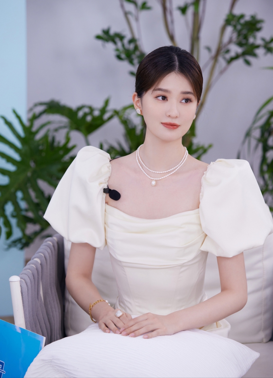 乔欣白色连衣裙美照,白皙美腿玉足让人口水直流!