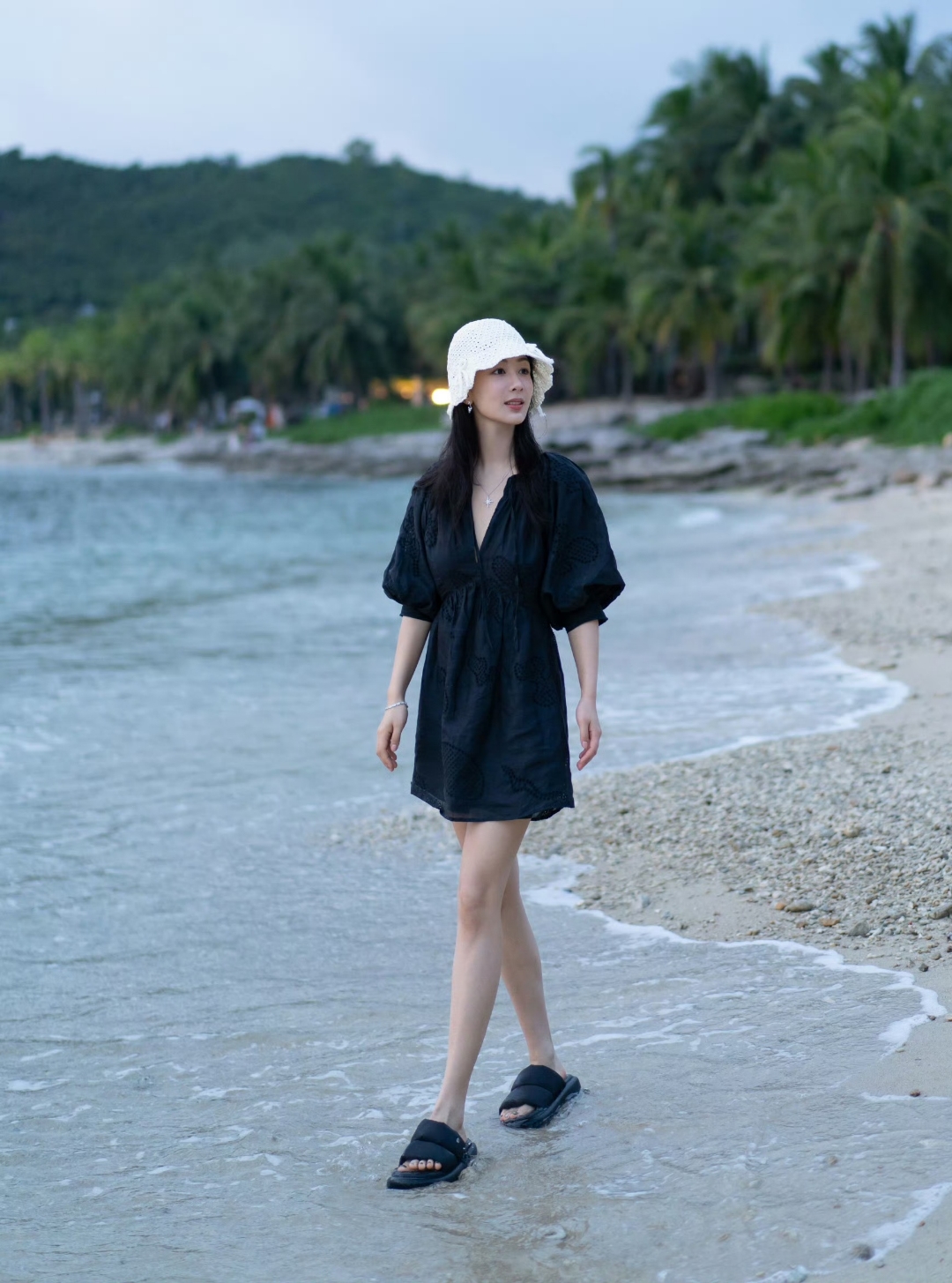 杨紫海边漫步写真,身姿优美迷人,妥妥的一位优雅女神!