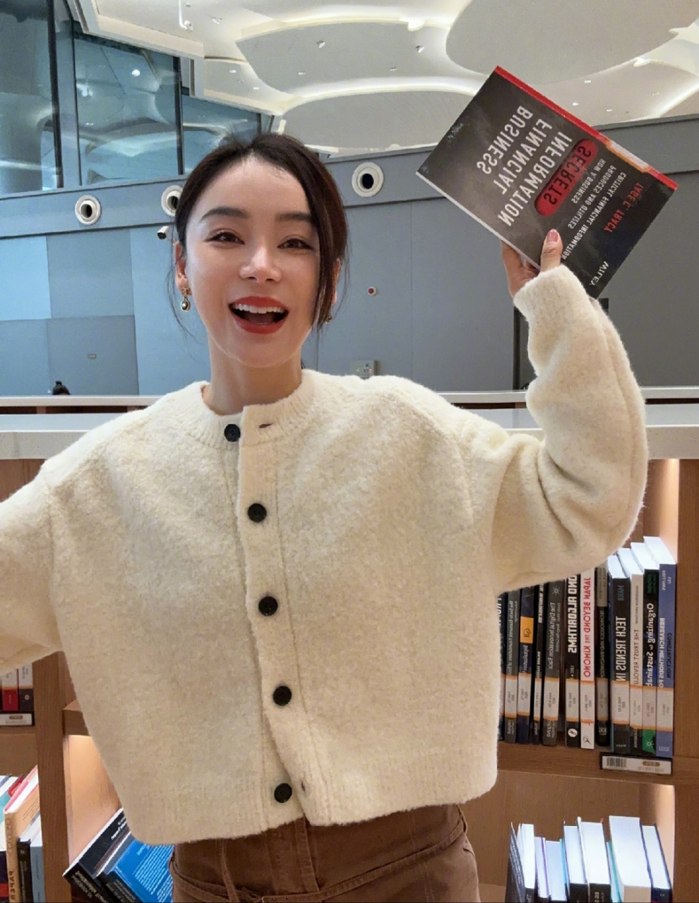 袁姗姗脸蛋怎么有点不自然呢?感觉和年龄无关吧!