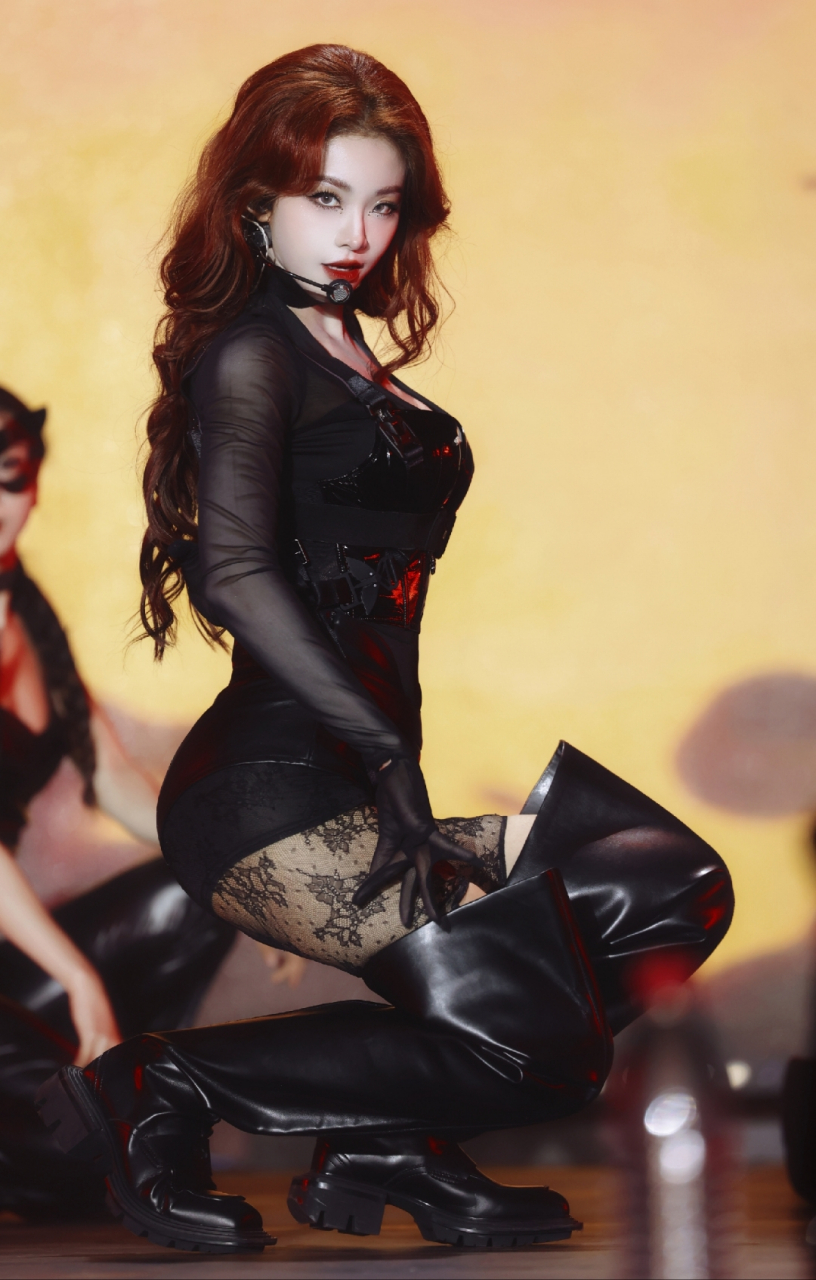 喻言翘胸黑丝舞台风,这身材有点夸张了吧,说没有垫有人信吗?