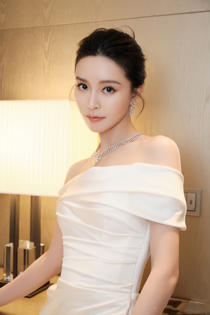 文咏珊白色低胸长裙写真,优雅高贵散发迷人魅力,太美了!