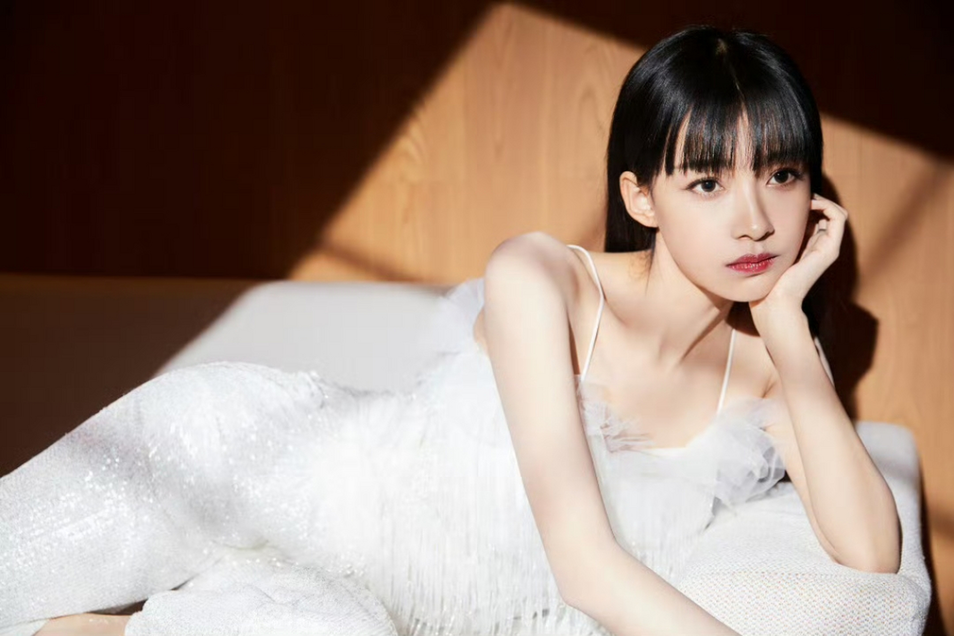 以前的孙怡好瘦且青涩,而现在却更有成熟韵味,大家更喜欢哪个时期的