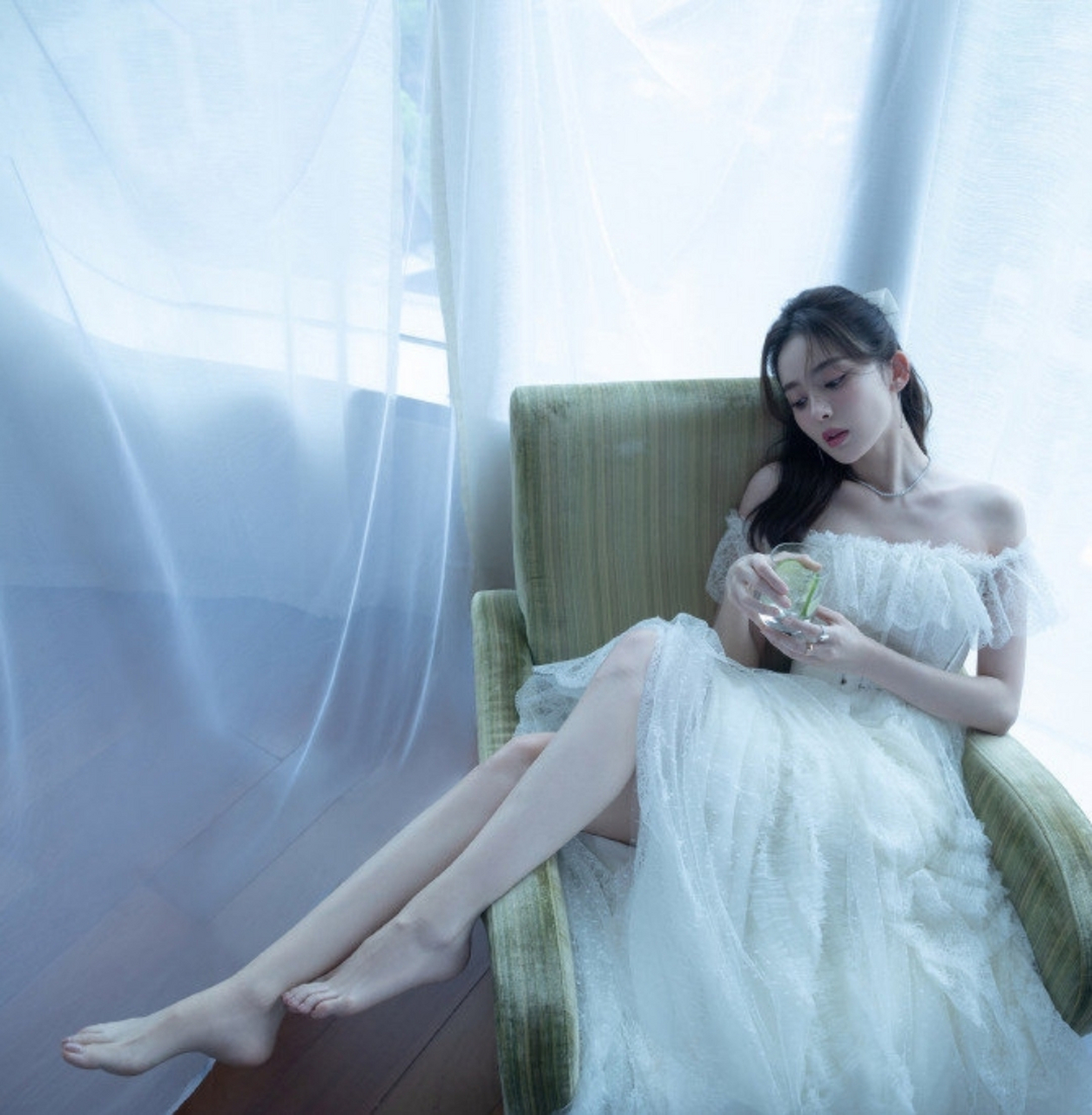 古力娜扎白色婚纱美照,笑容甜美迷人,美腿玉足更是水嫩诱人!