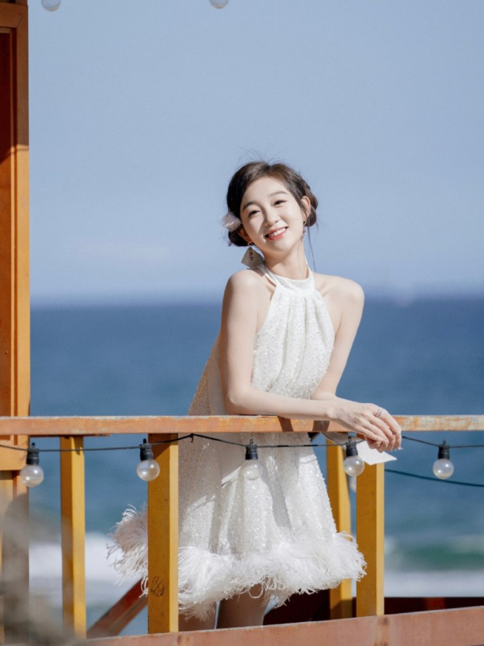 李子璇白色连衣裙写真,皮肤白皙笑容甜美,越看越诱人!