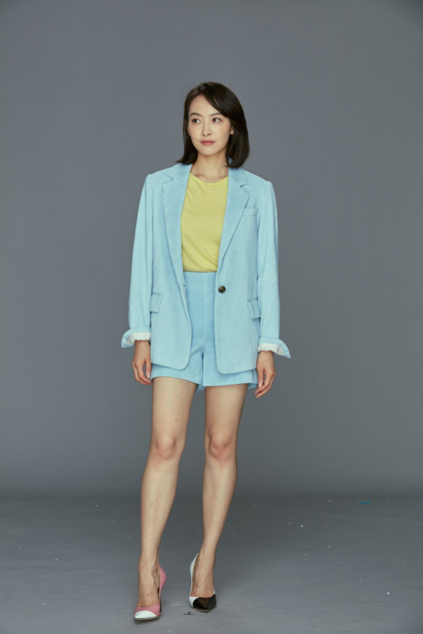 宋茜蓝色短裤秀性感长腿,这美腿虽不白皙纤细,却别有一番韵味!