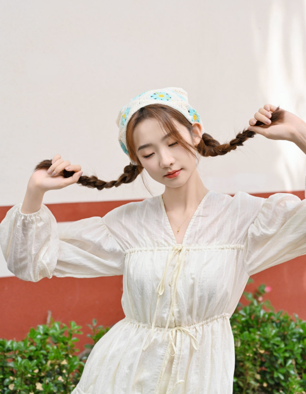 张艺凡白色长裙写真,清新甜美可爱迷人,让人心动不已!