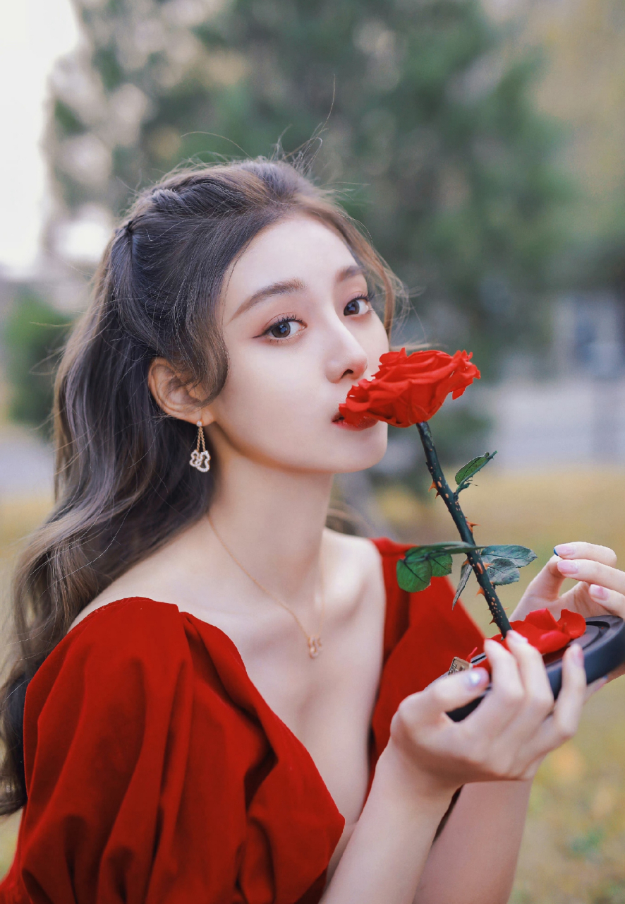 徐艺洋红裙深v写真,美丽而又性感,应了那句老话"有沟必火"!