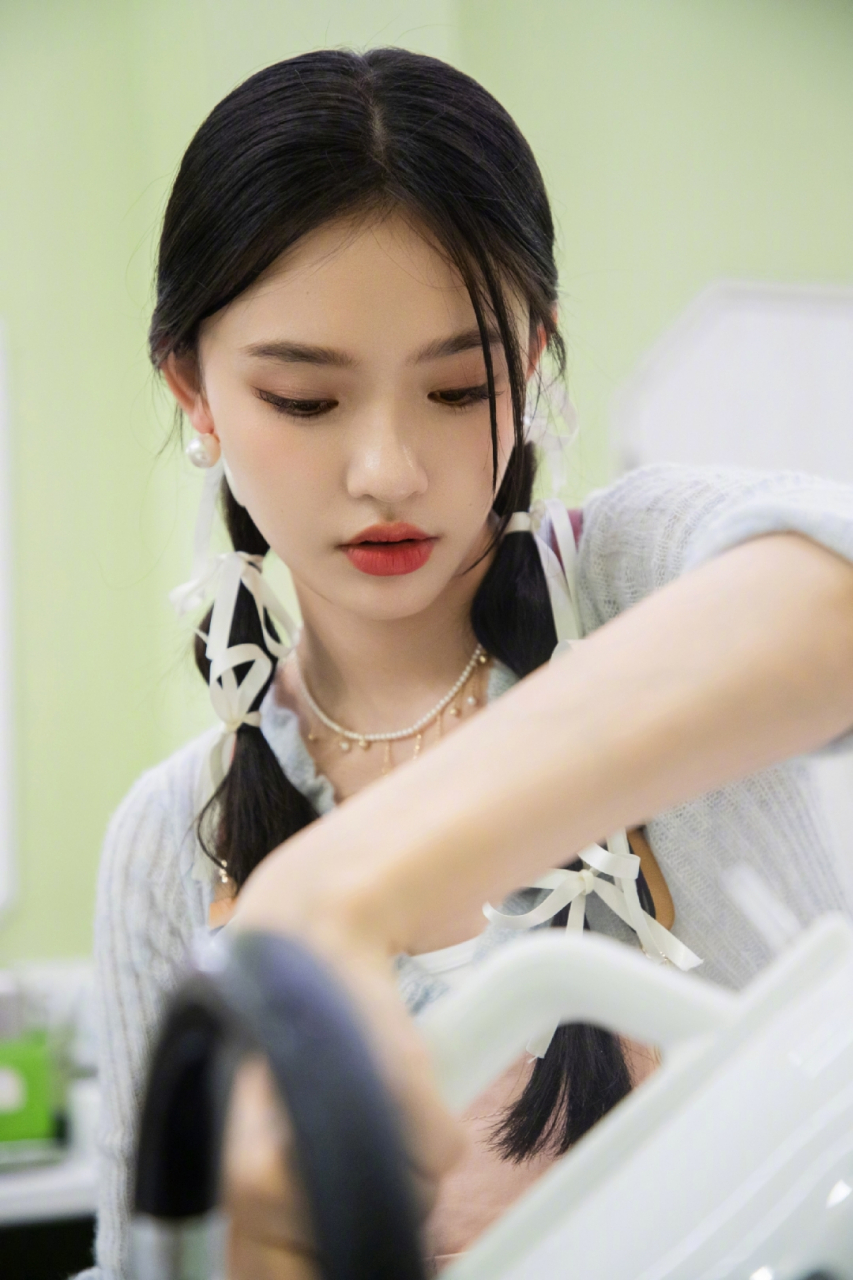 林允双马尾好可爱呀,而且认真做饭的样子好迷人,爱了爱了!