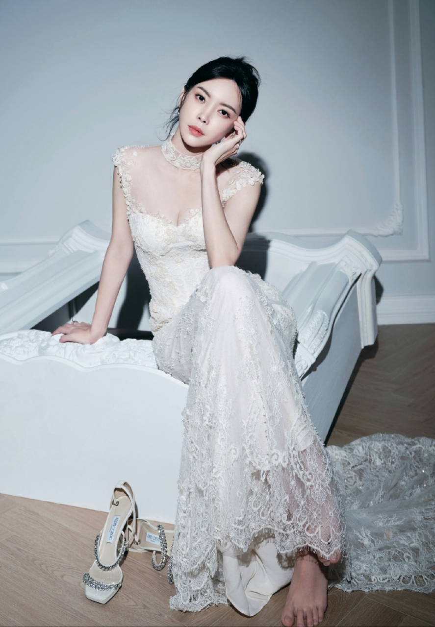 于文文白色婚纱写真,身材完美脚趾抢镜,感觉五个脚趾之间的关系不太好