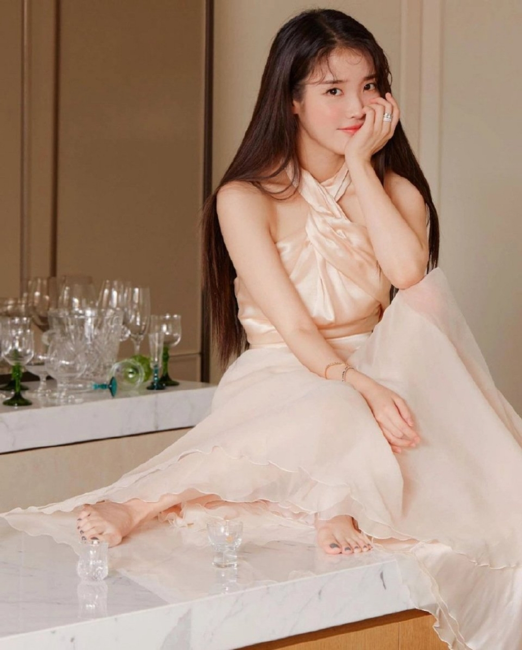 iu李知恩公主造型写真,甜美可爱好迷人,白皙小脚丫更是诱人至极!