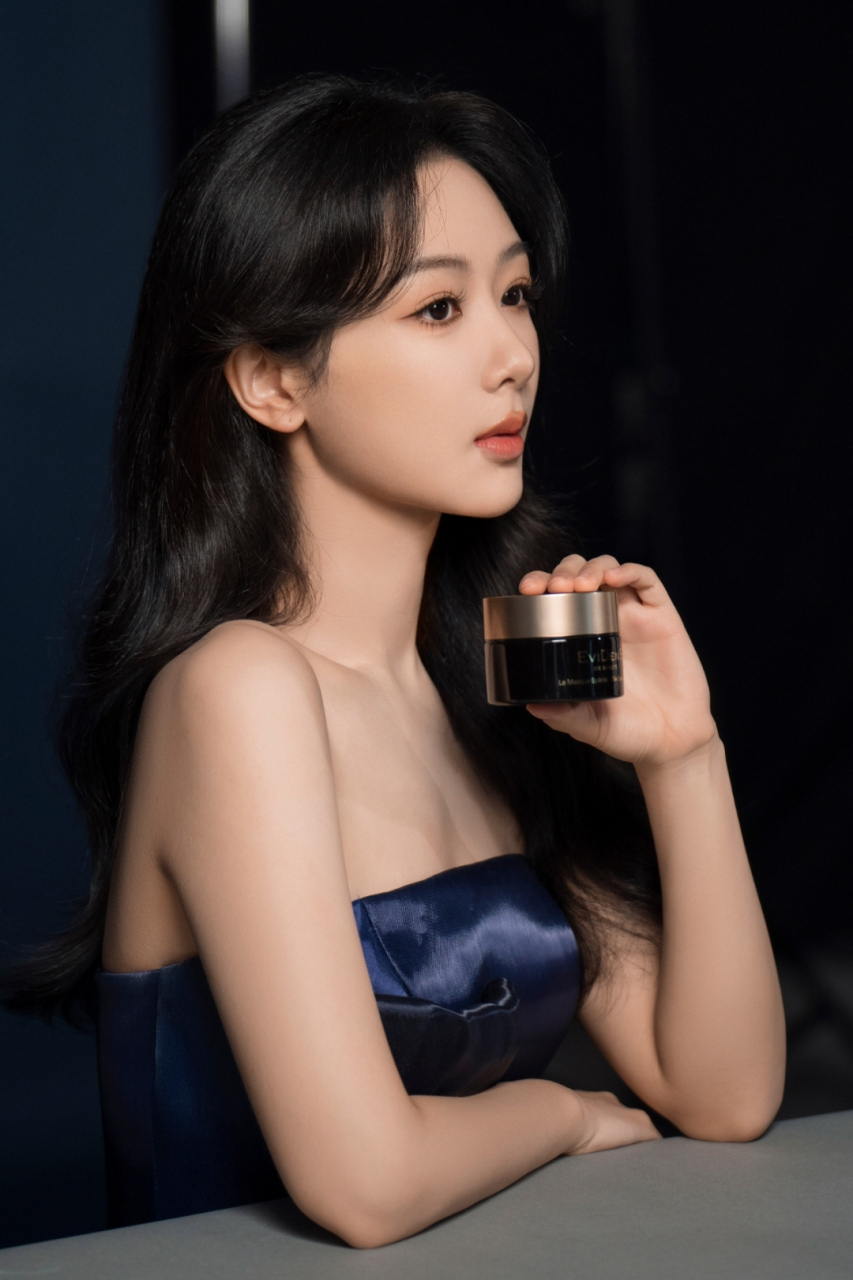 杨紫抹胸裙惊艳写真,优雅神秘让人沉醉其中,太美了!