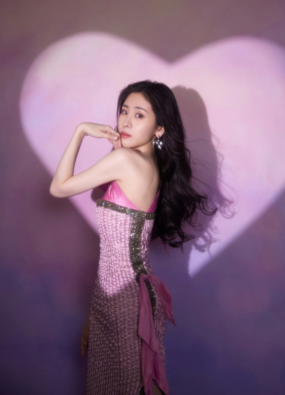张碧晨粉色长裙浪漫写真,虽然颜值在内娱女星中不算出众,但身材与美腿