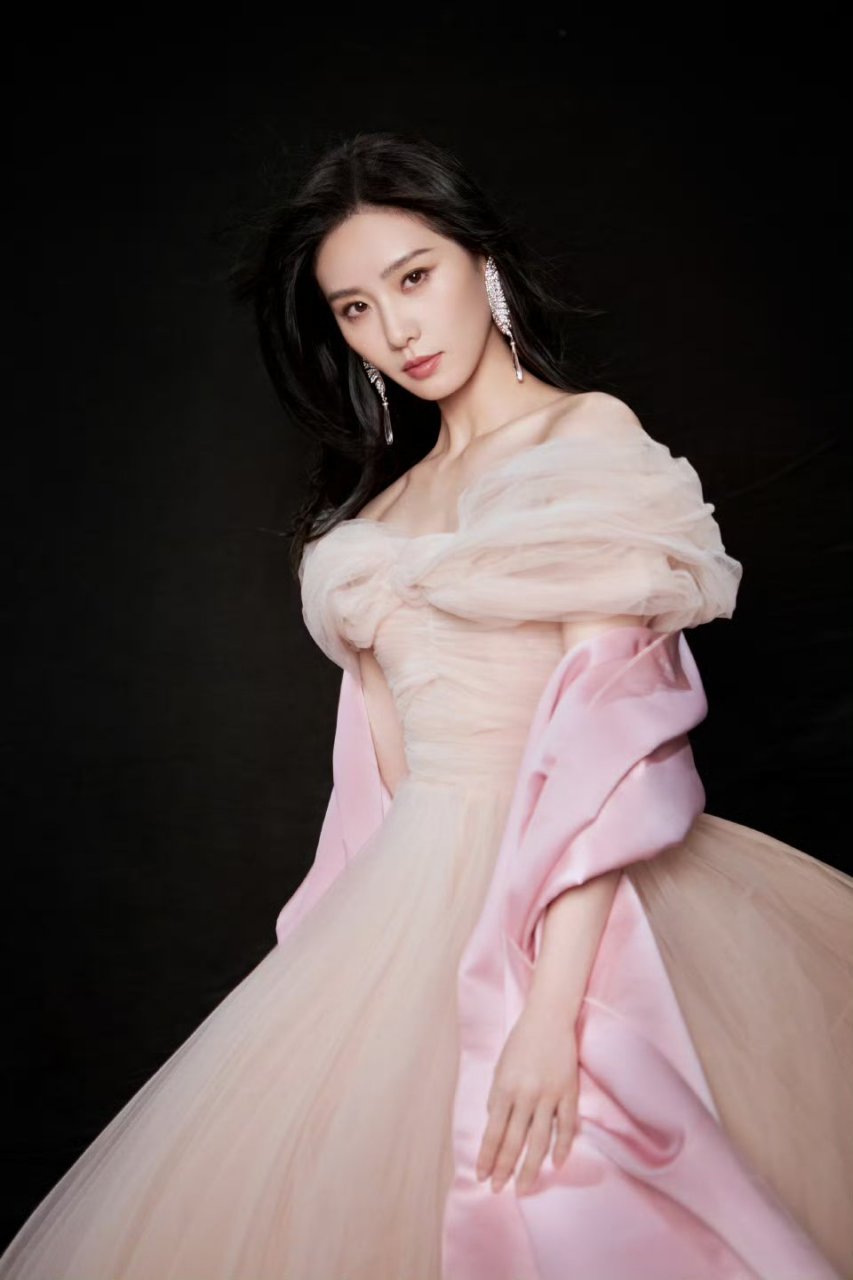 刘诗诗粉色礼服长裙写真,高贵优雅气质尽显,魅力四溢让人心动!