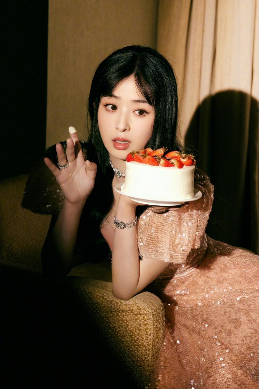 张含韵这发型太尴尬了,略显脑袋大,而且有那么一丝丝像虞书欣呢!