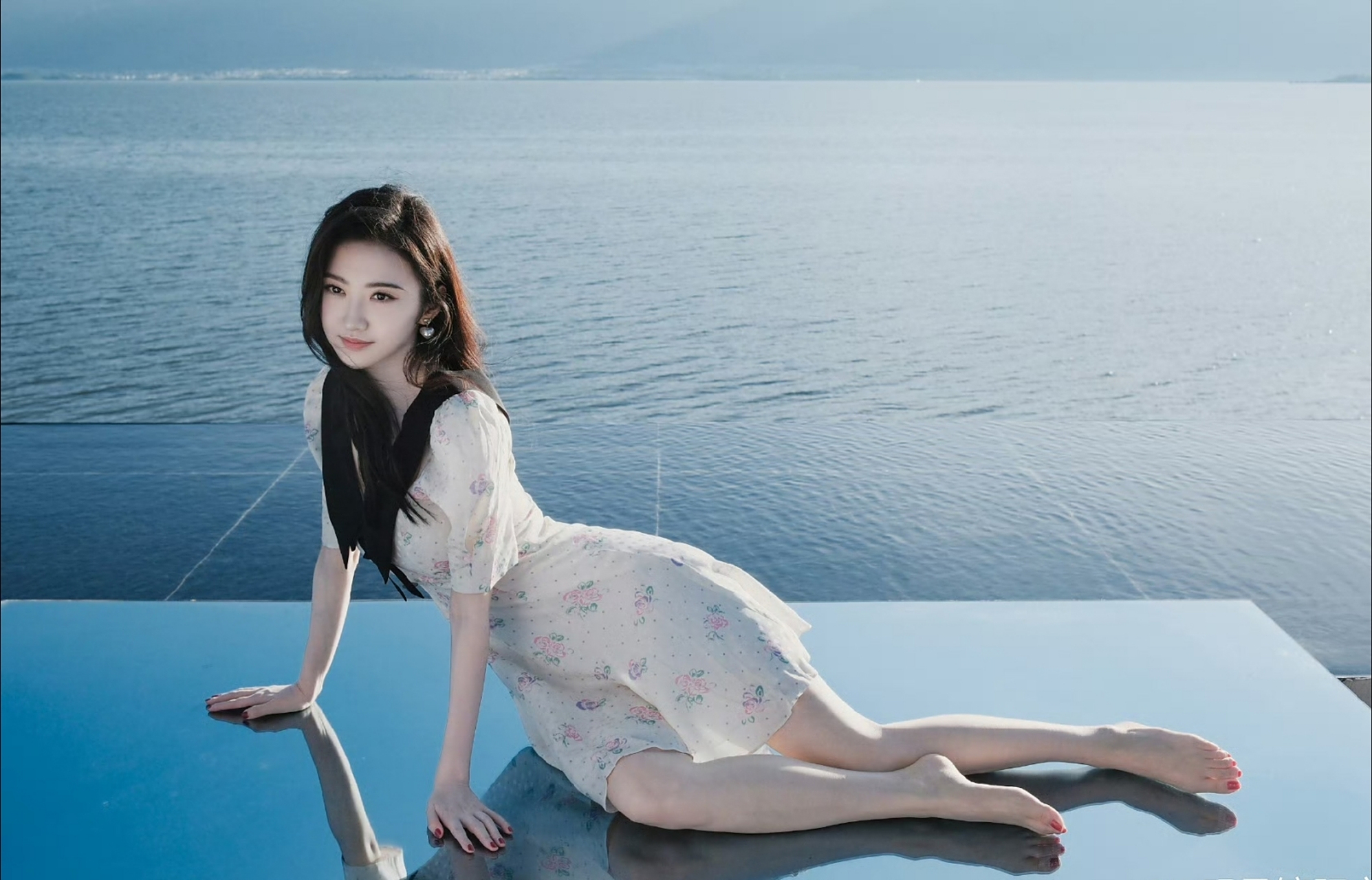 景甜美腿美脚照  虽然景甜一直不温不火,但不可否认玉足却是众女明星