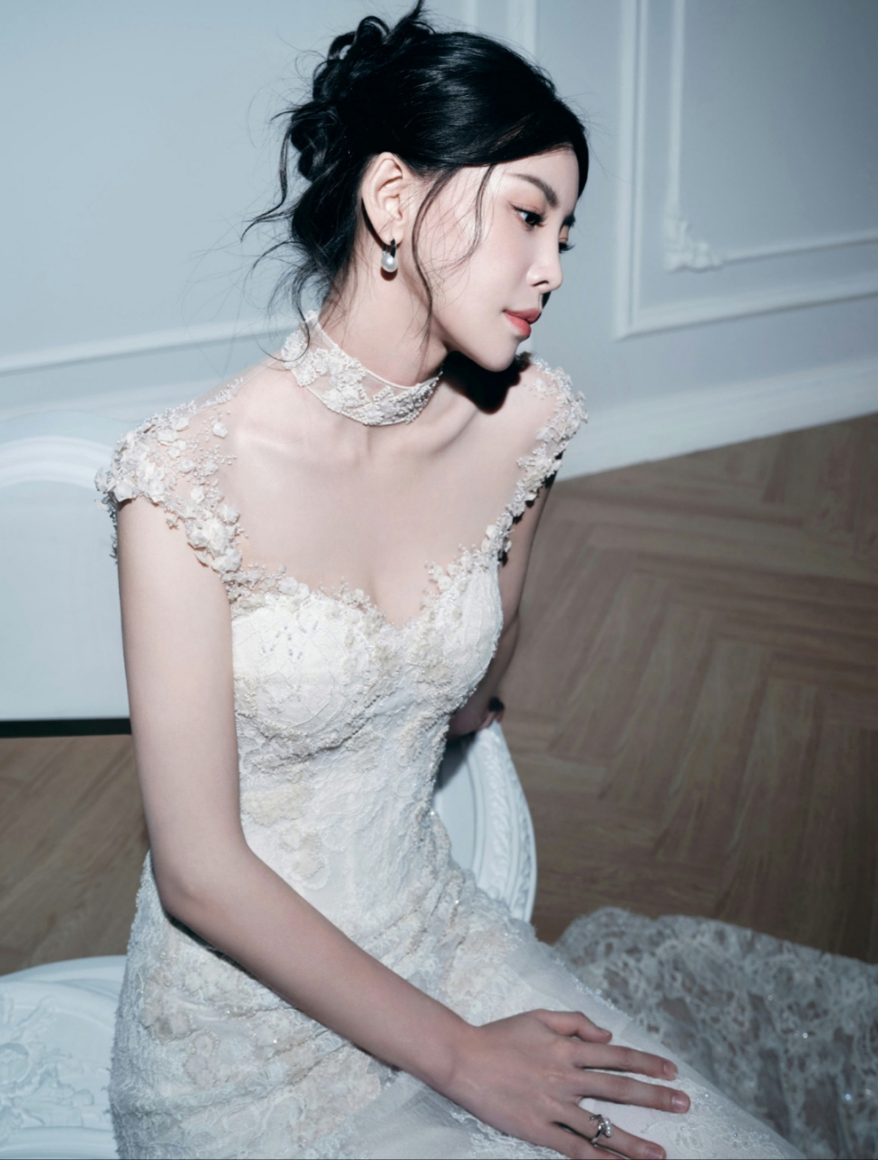 于文文白色婚纱写真,身材完美脚趾抢镜,感觉五个脚趾之间的关系不太好