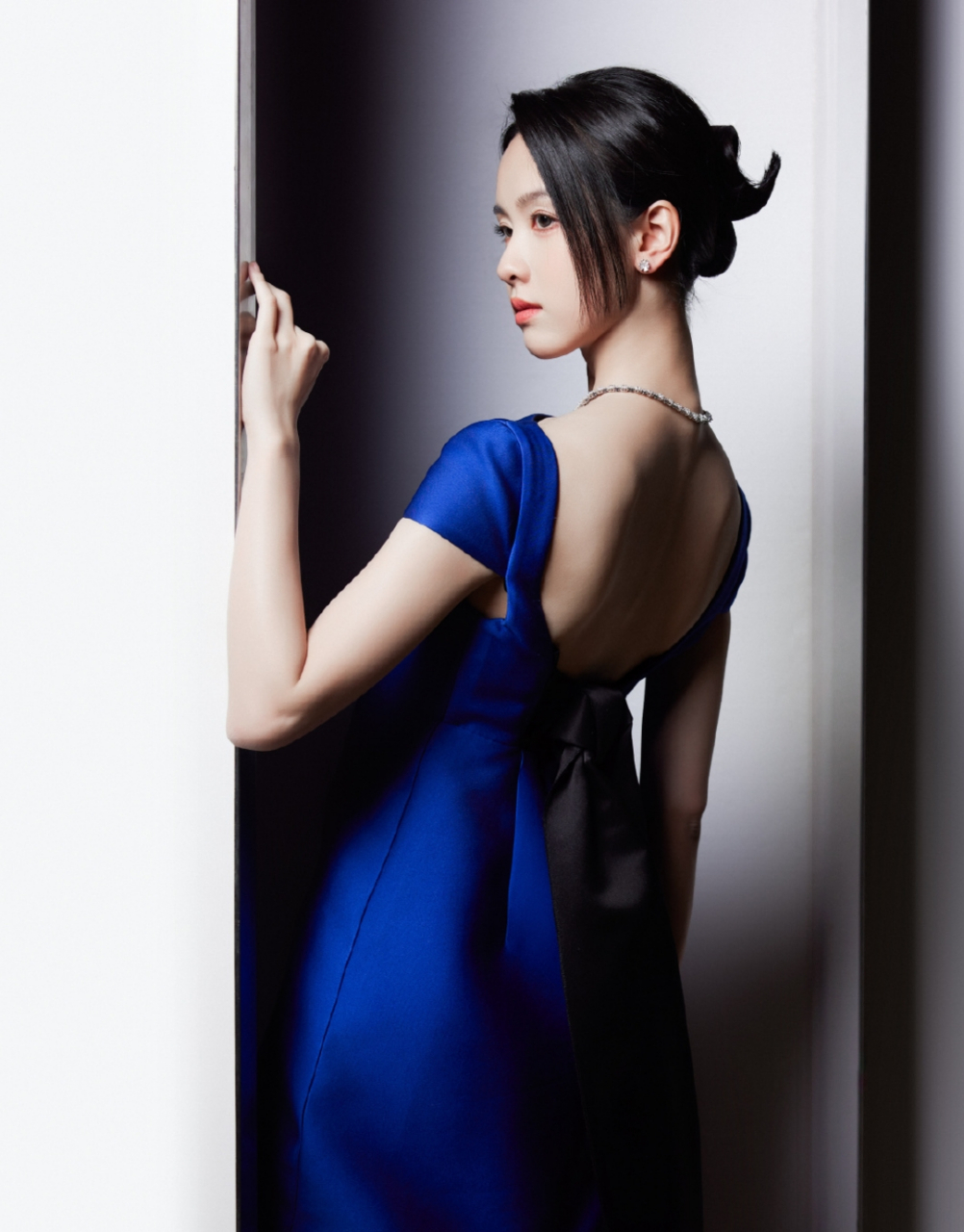 陈都灵蓝色露背礼服写真,高贵优雅迷人至极,妥妥的性感女神!