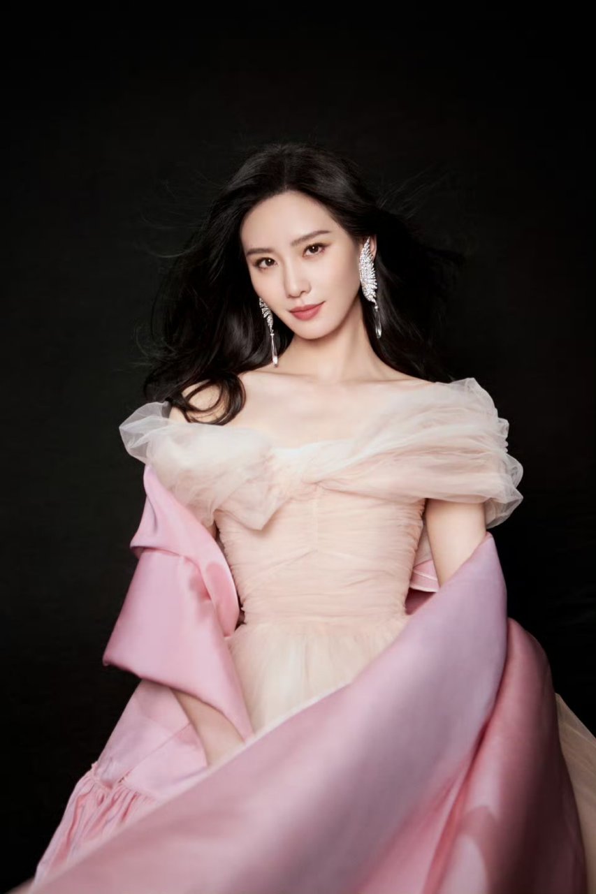 刘诗诗粉色礼服长裙写真,高贵优雅气质尽显,魅力四溢让人心动!