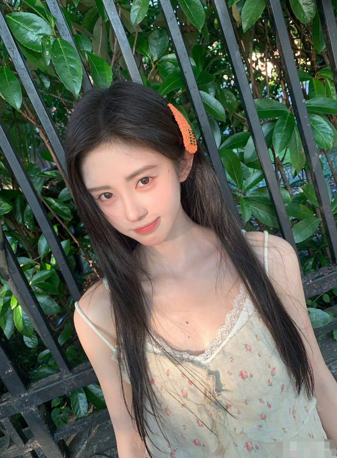 鞠婧祎吊带碎花裙写真,甜美可爱迷人至极,好美呀!